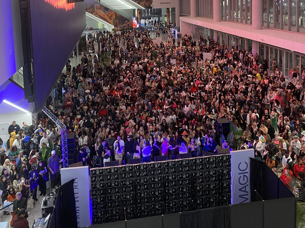 Aglomeração de pessoas que participam de feira comercial internacional